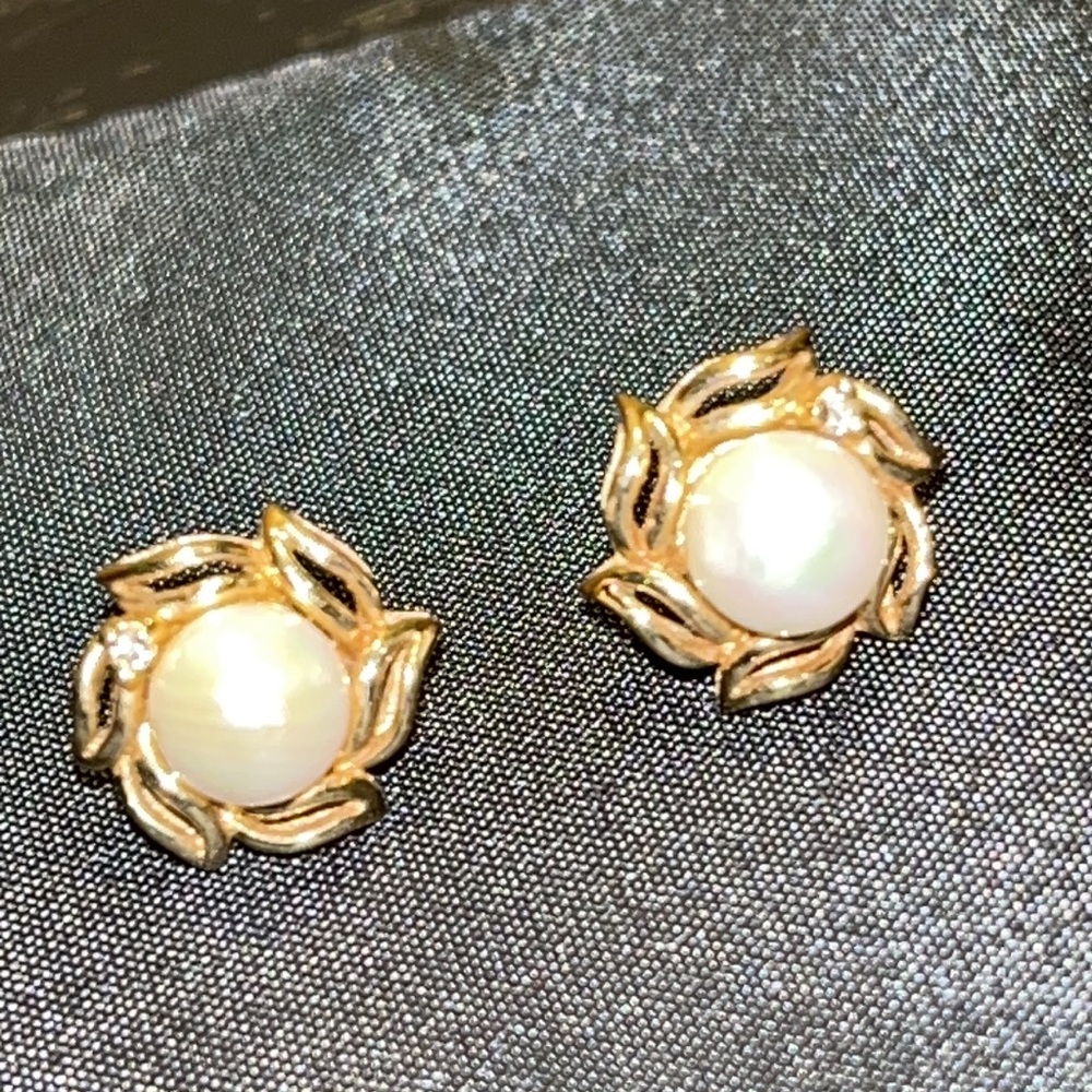 14k yellow gold pearl and diamond post earrings 3 grams